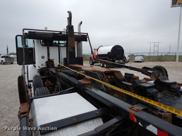 image for item KI9474 2007 Peterbilt 357  hook lift truck