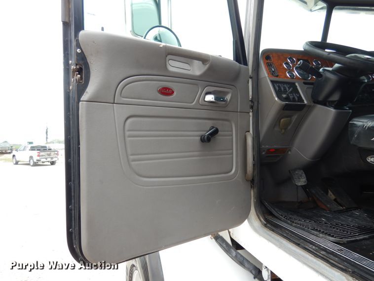 image for item KI9474 2007 Peterbilt 357  hook lift truck