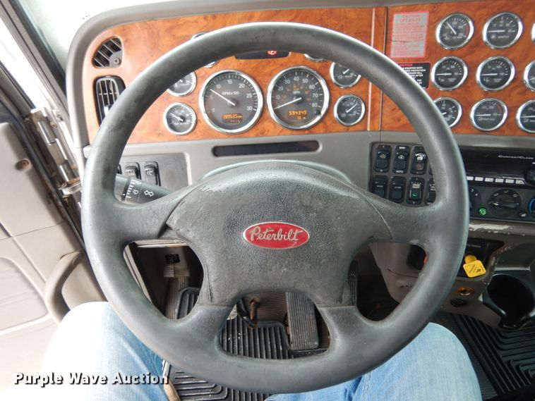 image for item KI9474 2007 Peterbilt 357  hook lift truck