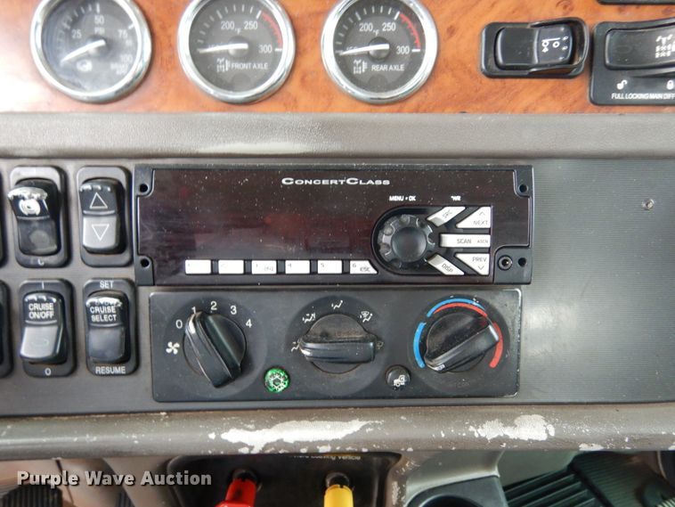 image for item KI9474 2007 Peterbilt 357  hook lift truck