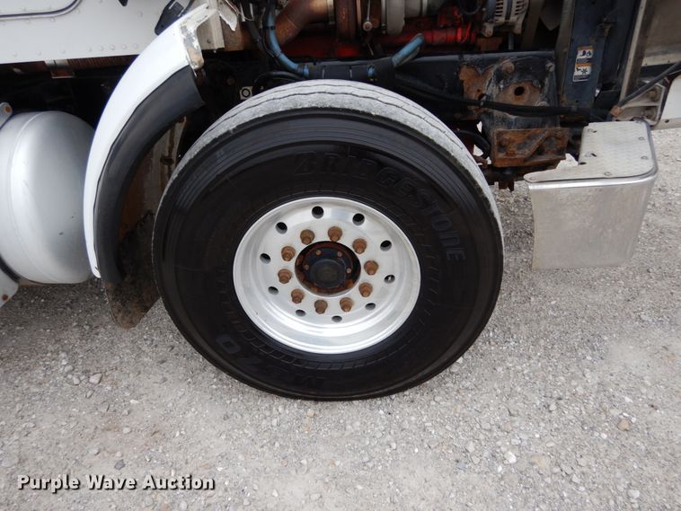 image for item KI9474 2007 Peterbilt 357  hook lift truck