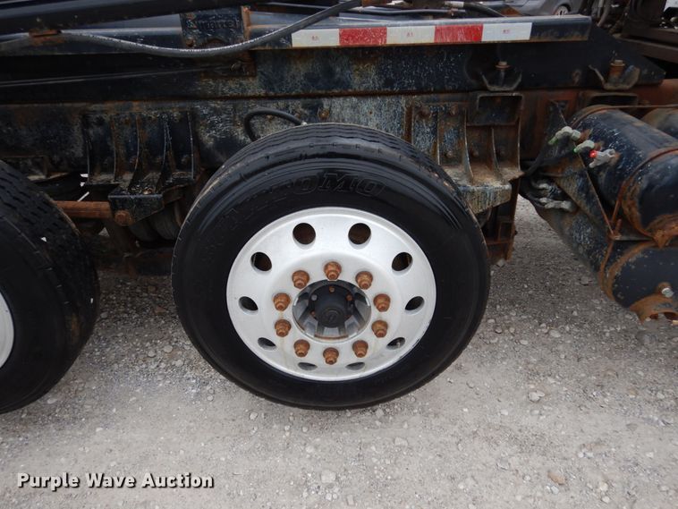 image for item KI9474 2007 Peterbilt 357  hook lift truck