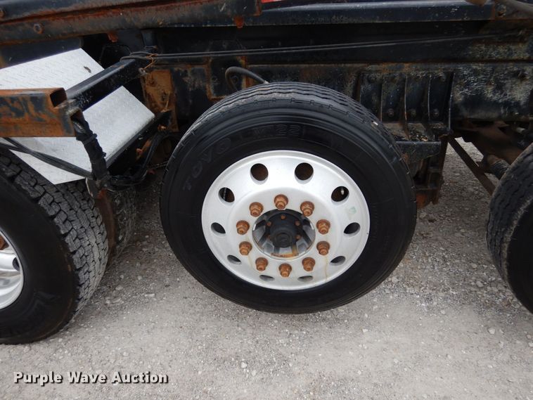 image for item KI9474 2007 Peterbilt 357  hook lift truck