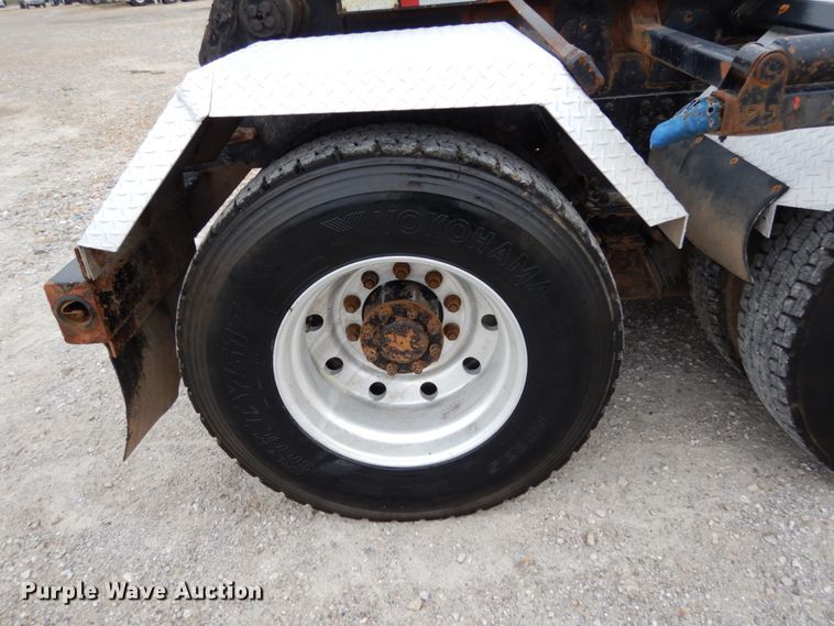 image for item KI9474 2007 Peterbilt 357  hook lift truck