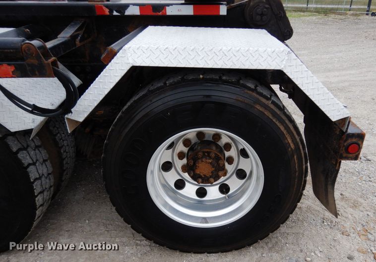 image for item KI9474 2007 Peterbilt 357  hook lift truck