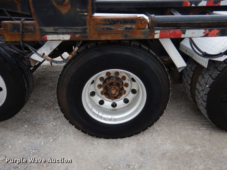 image for item KI9474 2007 Peterbilt 357  hook lift truck