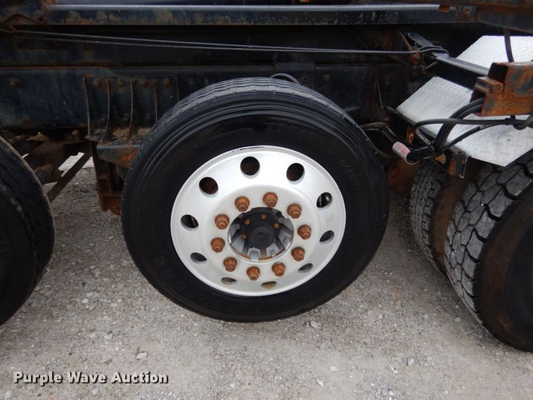 image for item KI9474 2007 Peterbilt 357  hook lift truck