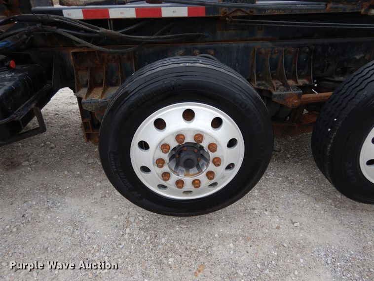 image for item KI9474 2007 Peterbilt 357  hook lift truck