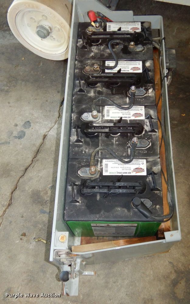 image for item KI9480 2004 Sky Jack SJII-3219  scissor lift