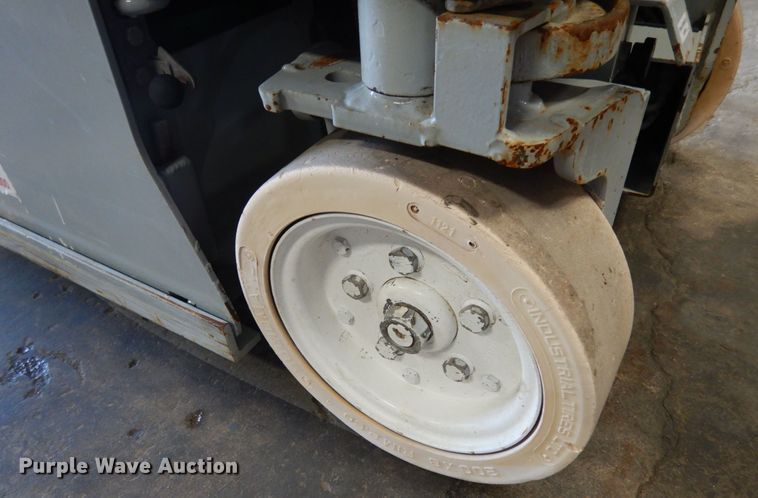 image for item KI9480 2004 Sky Jack SJII-3219  scissor lift