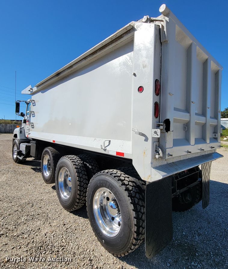 image for item KQ9243 2007 International Paystar 5000  dump truck