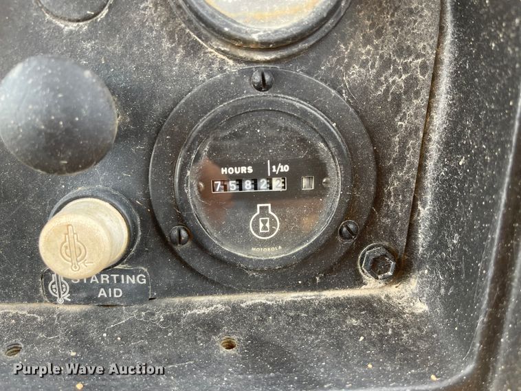 image for item KU9126 1982 John Deere 750  dozer