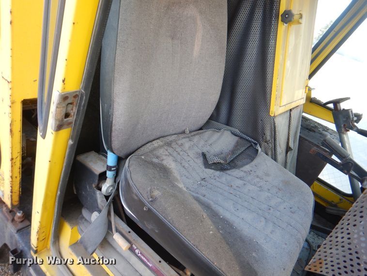 image for item KX9233 Ravo 4000 Compact  street sweeper truck