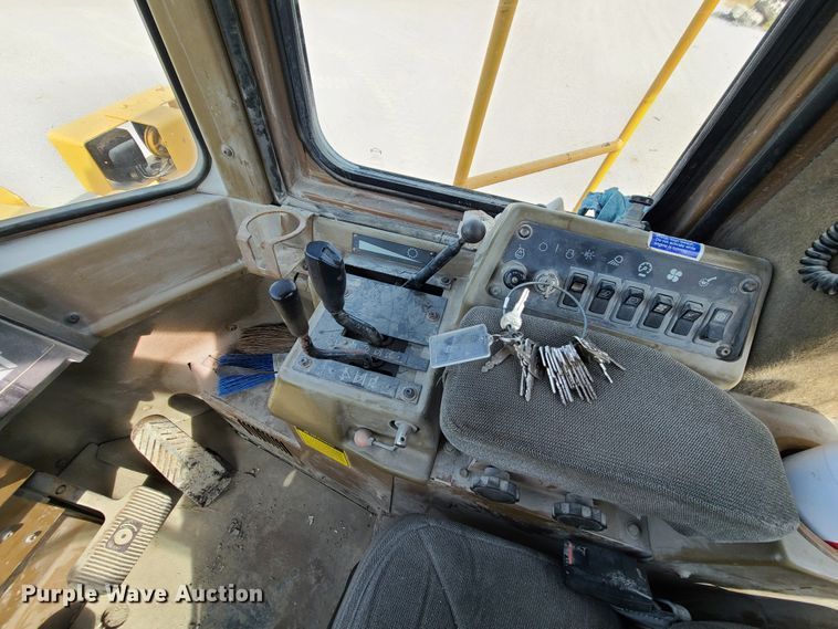 image for item L1255 1994 Caterpillar 988F  wheel loader