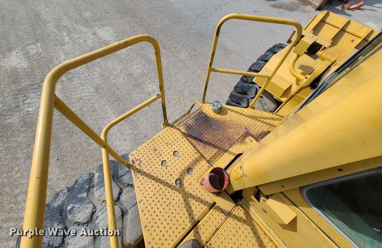 image for item L1255 1994 Caterpillar 988F  wheel loader