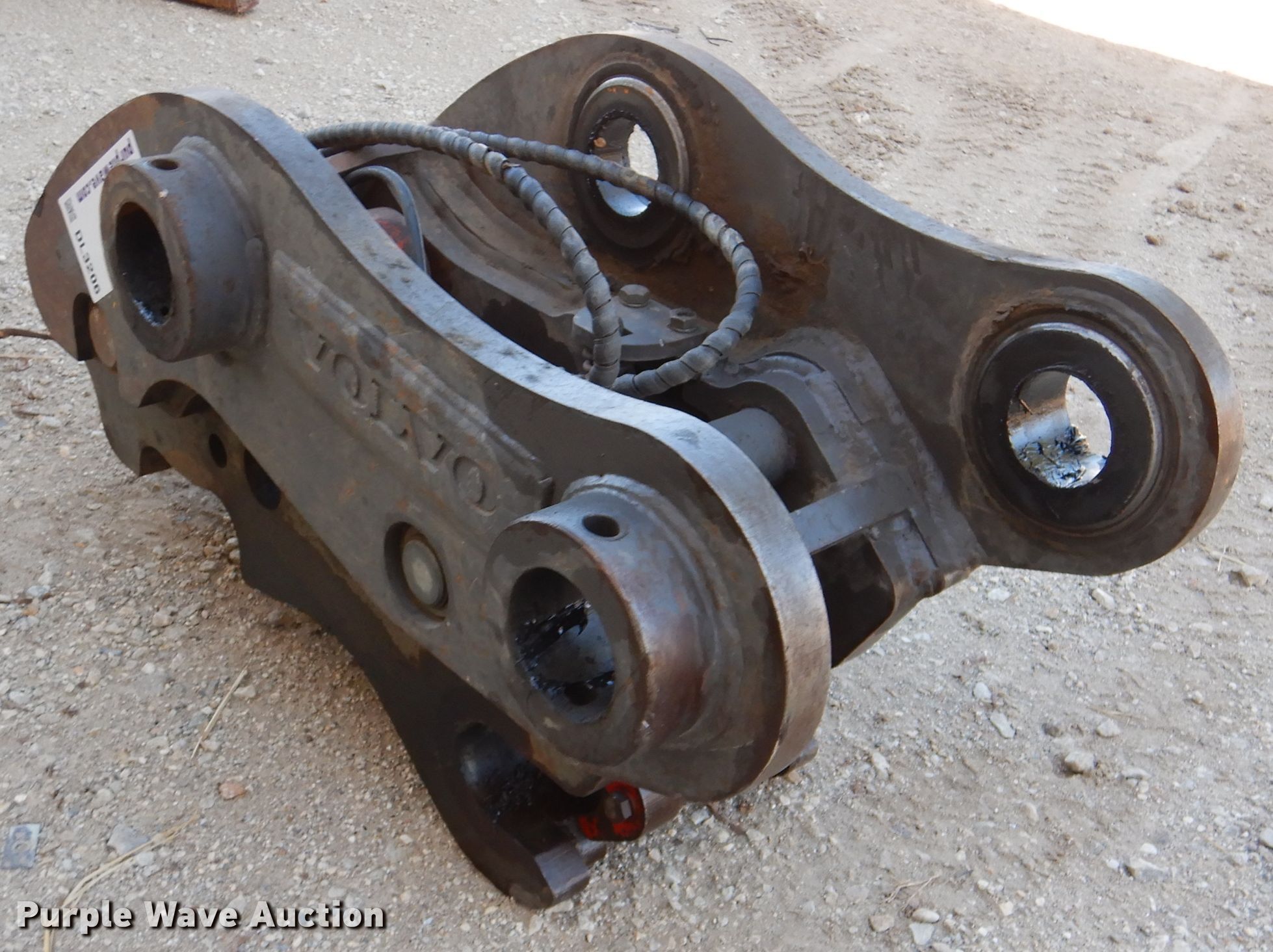 Volvo hydraulic quick coupler in Wamego, KS Item DL3206 sold Purple