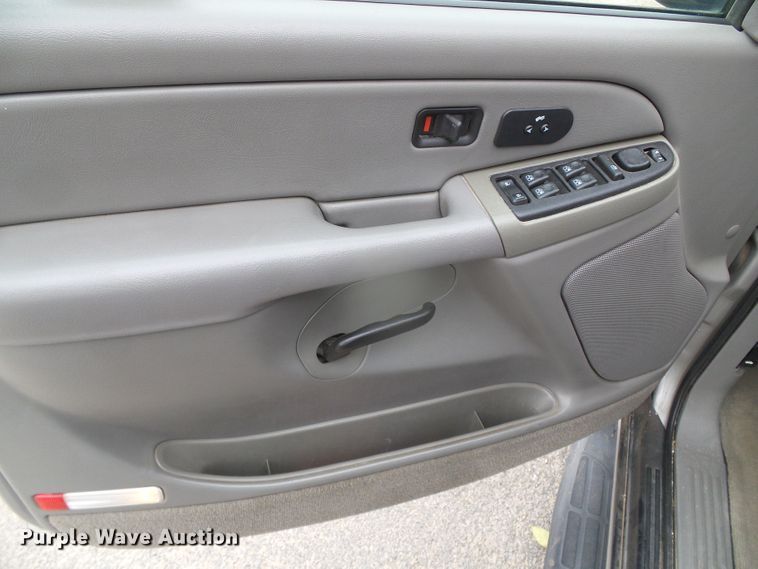 image for item DJ7507 2005 Chevrolet Suburban  SUV