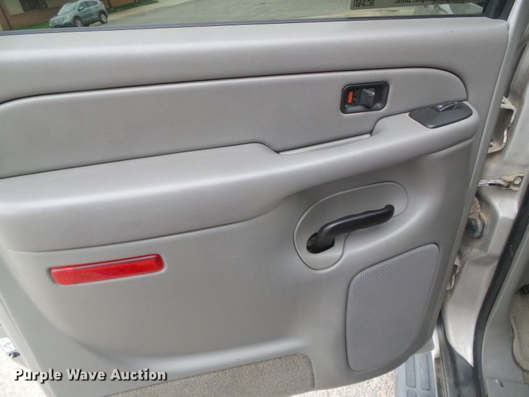 image for item DJ7507 2005 Chevrolet Suburban  SUV