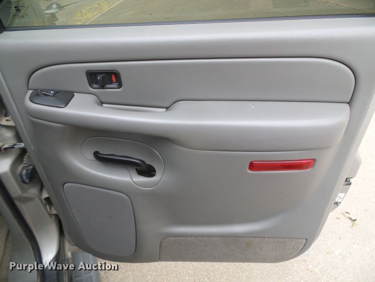 image for item DJ7507 2005 Chevrolet Suburban  SUV