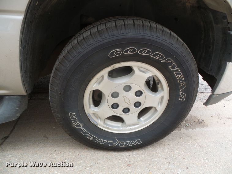 image for item DJ7507 2005 Chevrolet Suburban  SUV