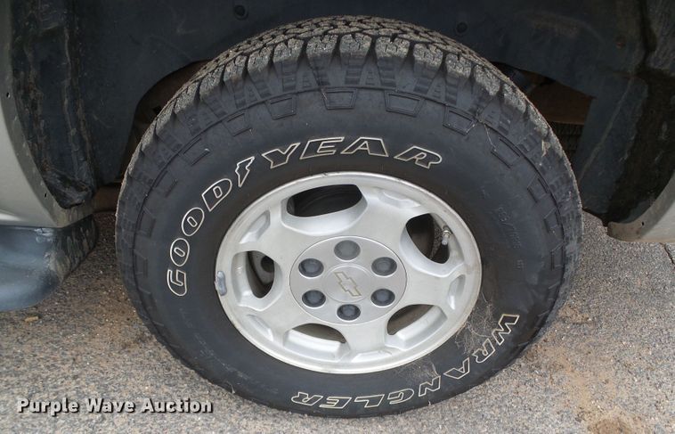 image for item DJ7507 2005 Chevrolet Suburban  SUV