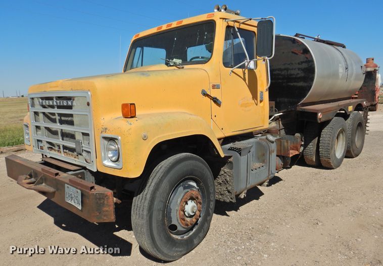 image for item DK2477 1986 International 2575  oil distributor truck