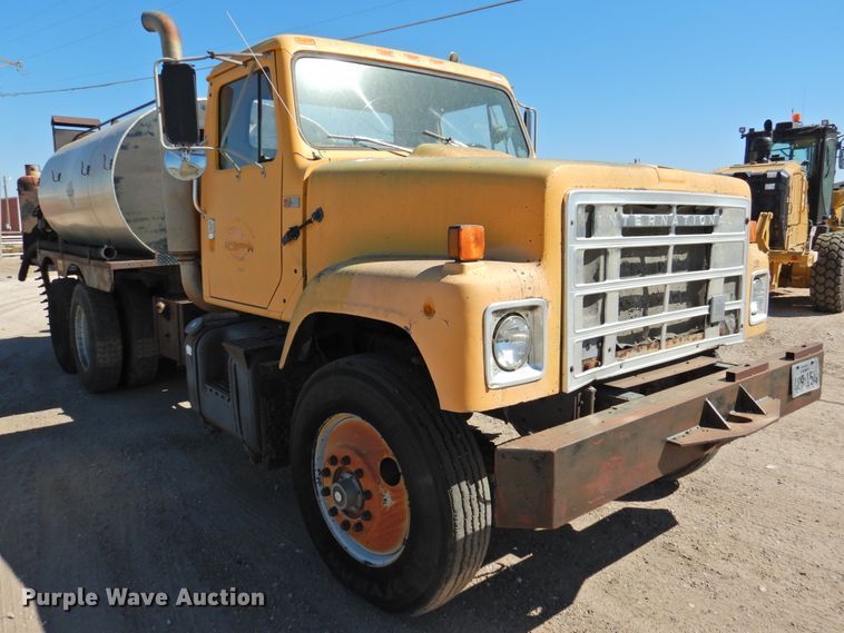 image for item DK2477 1986 International 2575  oil distributor truck