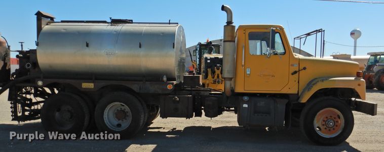 image for item DK2477 1986 International 2575  oil distributor truck