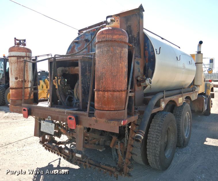 image for item DK2477 1986 International 2575  oil distributor truck