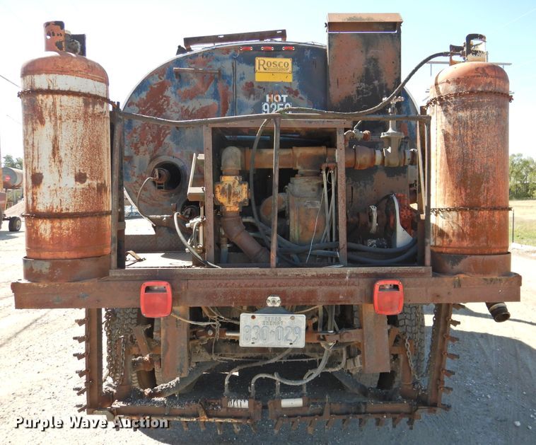 image for item DK2477 1986 International 2575  oil distributor truck