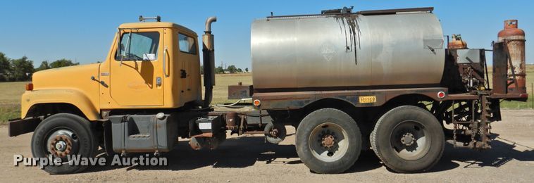 image for item DK2477 1986 International 2575  oil distributor truck