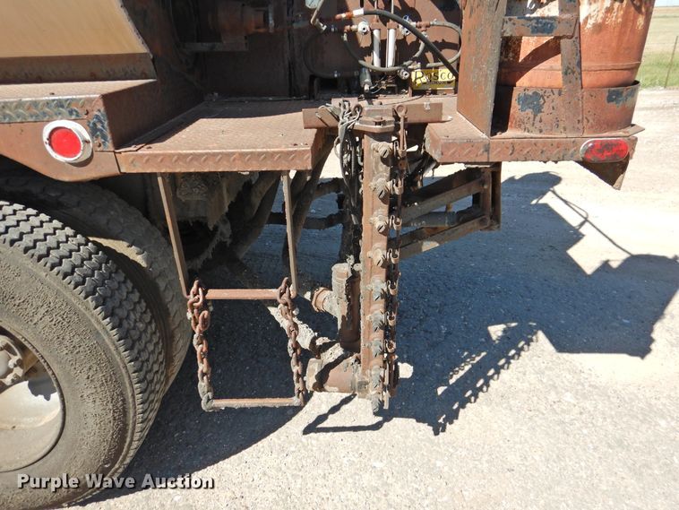 image for item DK2477 1986 International 2575  oil distributor truck