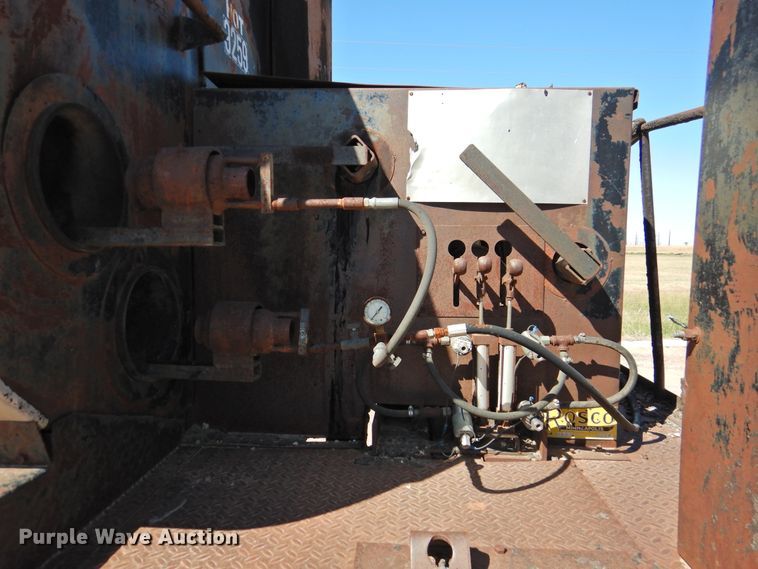 image for item DK2477 1986 International 2575  oil distributor truck