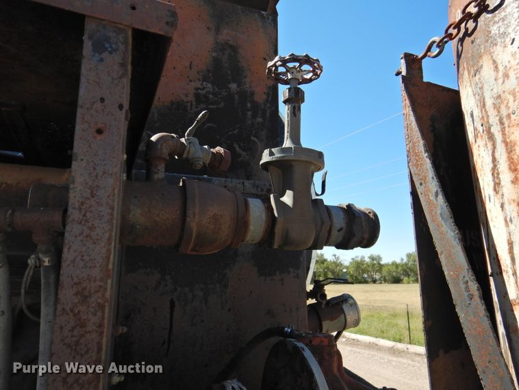 image for item DK2477 1986 International 2575  oil distributor truck