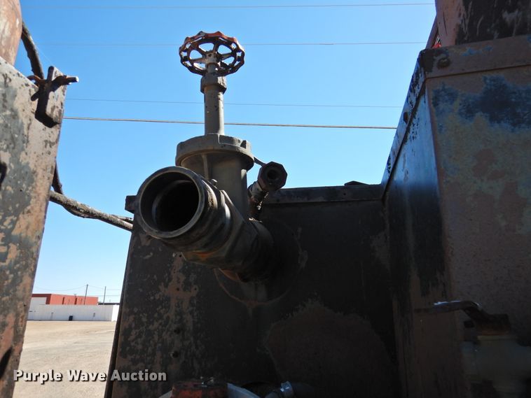 image for item DK2477 1986 International 2575  oil distributor truck