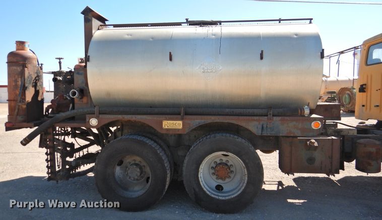 image for item DK2477 1986 International 2575  oil distributor truck