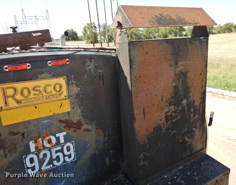 image for item DK2477 1986 International 2575  oil distributor truck