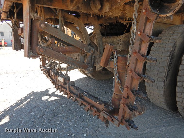 image for item DK2477 1986 International 2575  oil distributor truck