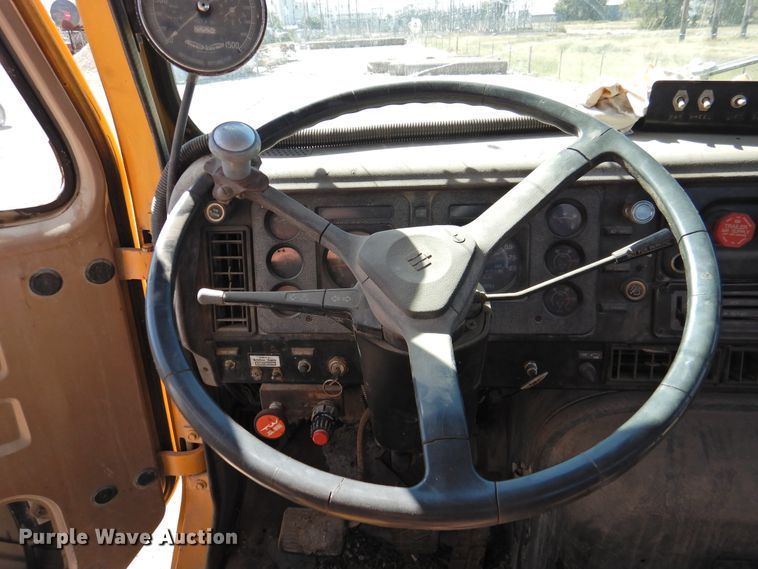 image for item DK2477 1986 International 2575  oil distributor truck