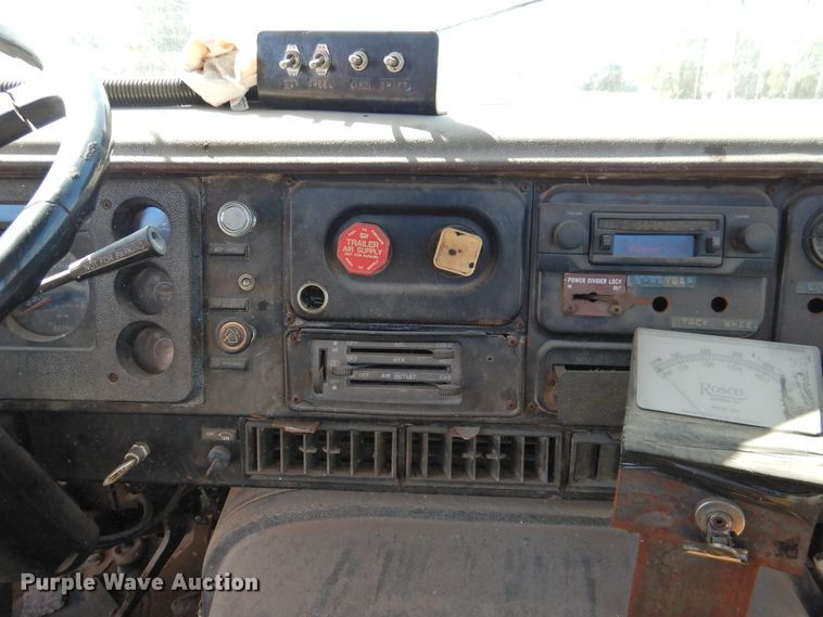 image for item DK2477 1986 International 2575  oil distributor truck