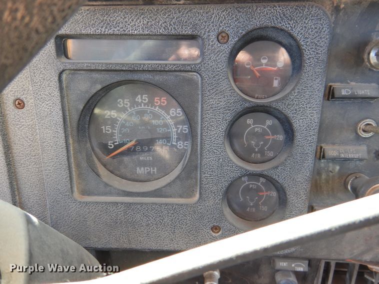 image for item DK2477 1986 International 2575  oil distributor truck