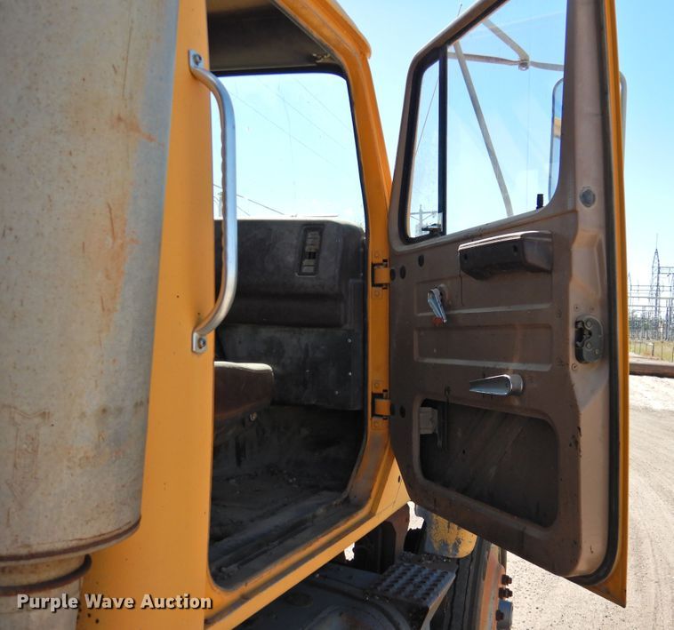 image for item DK2477 1986 International 2575  oil distributor truck