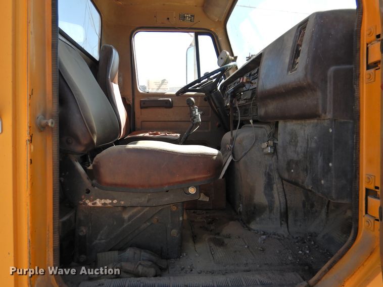 image for item DK2477 1986 International 2575  oil distributor truck