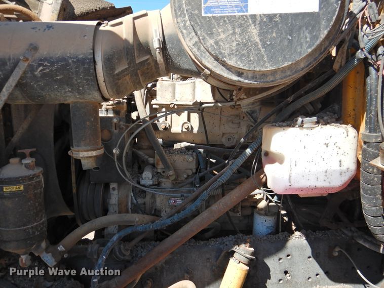 image for item DK2477 1986 International 2575  oil distributor truck