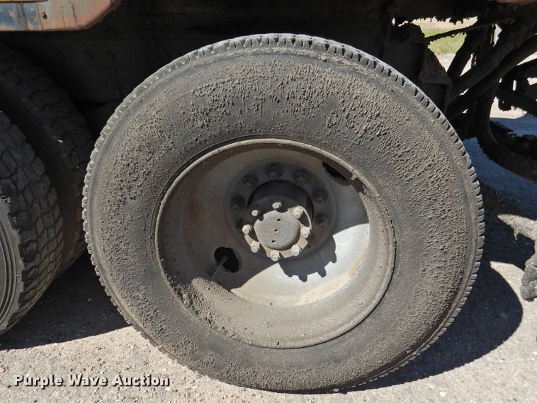 image for item DK2477 1986 International 2575  oil distributor truck