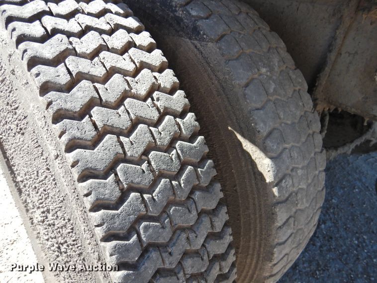 image for item DK2477 1986 International 2575  oil distributor truck