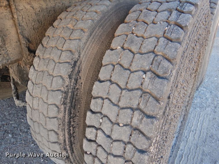 image for item DK2477 1986 International 2575  oil distributor truck