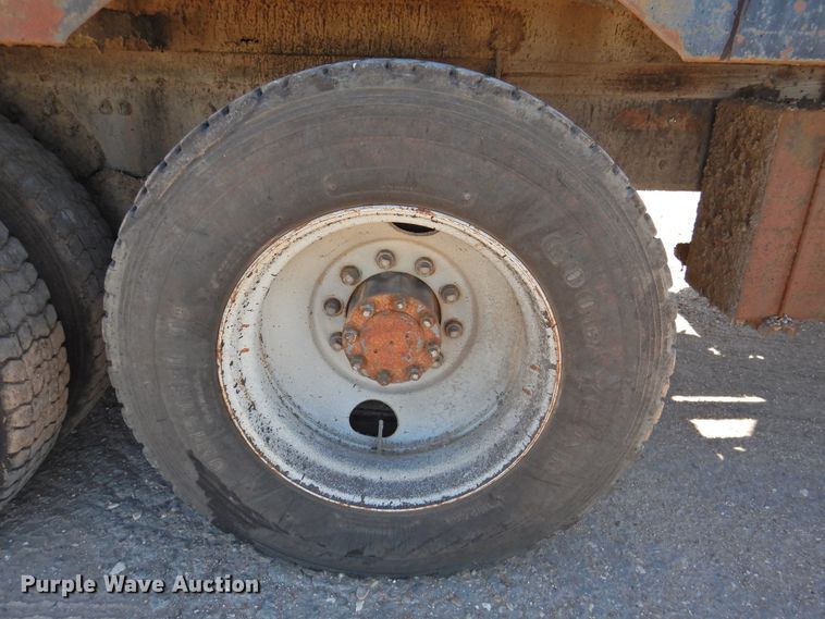 image for item DK2477 1986 International 2575  oil distributor truck