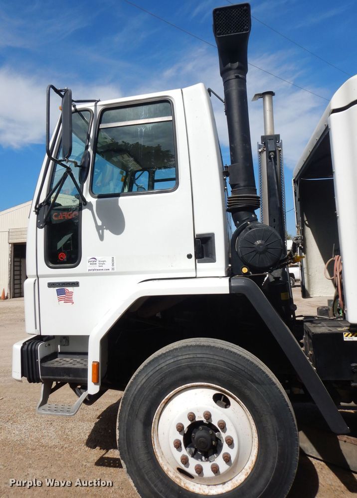 image for item DK3044 2001 Elgin SC8000 Whirlwind  street sweeper truck