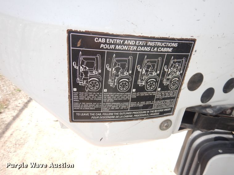 image for item DK3044 2001 Elgin SC8000 Whirlwind  street sweeper truck